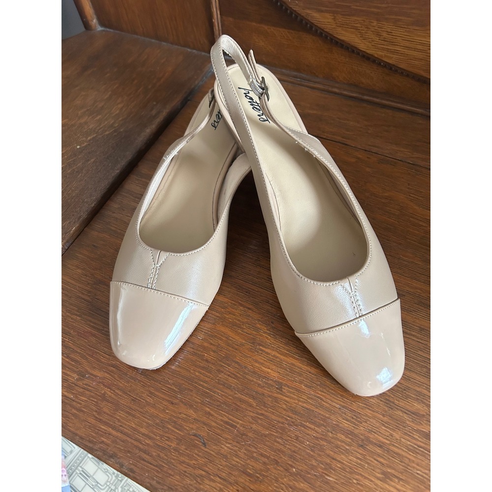Trotters Womens Beige Patent Cap Square Toe Slingback Block Heel Pumps T7001-130
